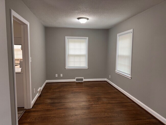 Building Photo - 3 bedroom 1 bath home, located in the Greystone area!