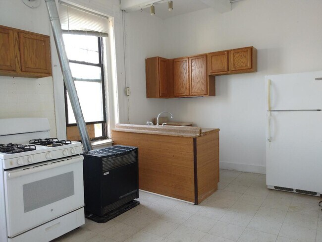 Kitchen - 2840 S Normal Ave