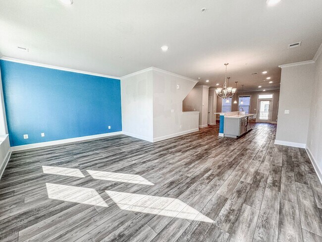 Foto del edificio - Luxurious 3 Bed 2.5 Bath Townhome With Bal...