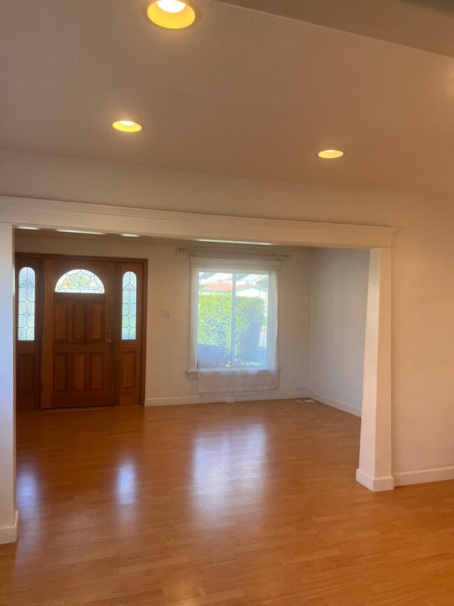 Building Photo - 1345 N Pacific Ave