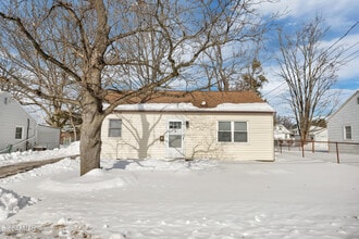 Building Photo - 3 Miracle Ln