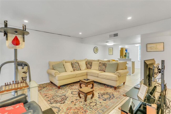 Foto del edificio - 2727 Briarhurst Dr