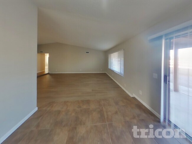 Foto del edificio - 10044 W Highland Ave