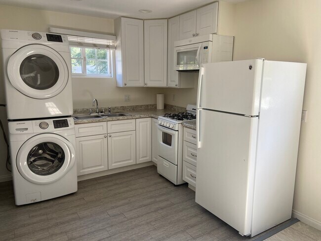 Kitchen - 19155 Ingomar St