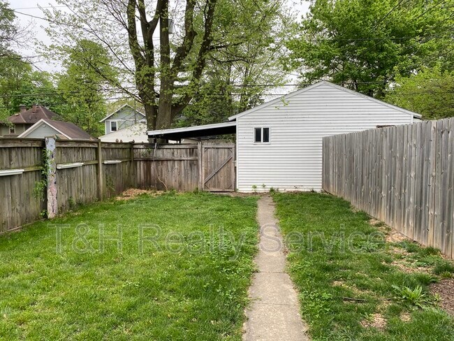 Building Photo - 4726 N College Ave