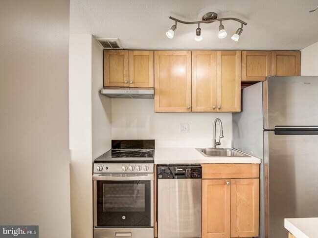 Building Photo - 2059 Huntington Ave