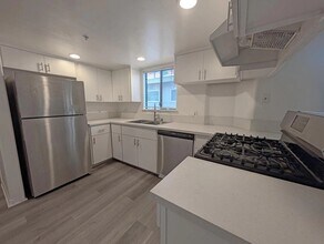 Building Photo - 305 N Cedar St