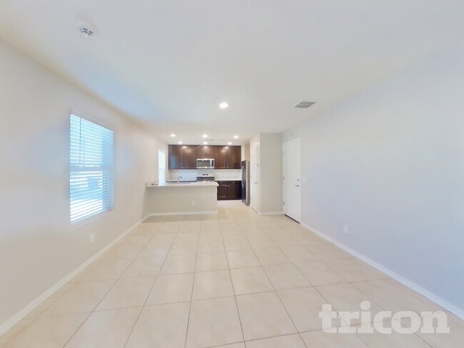 Foto del edificio - 8023 W Albeniz Pl