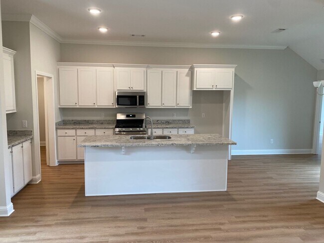 Building Photo - MOVE IN SPECIAL!**** 1/2 OF 1ST MONTH RENT...