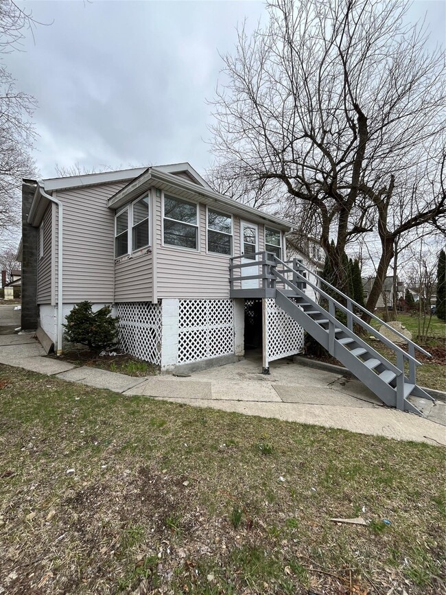 Building Photo - 90 Lake Dr