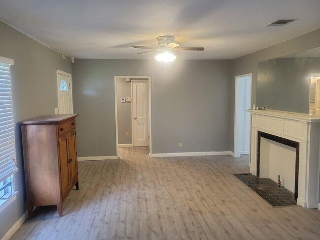 Building Photo - 4524 Dixie Dr