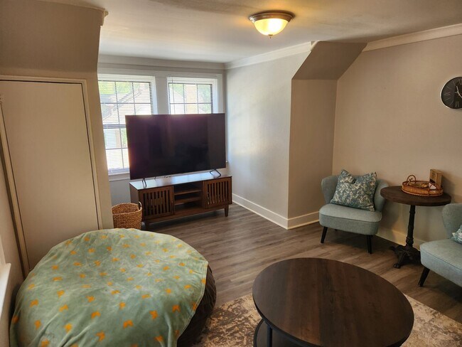 Building Photo - Cozy Apartment located near UAMS!
