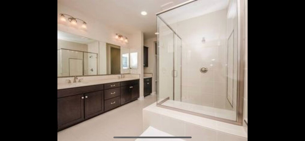 Master bathroom - 708 Saratoga Dr
