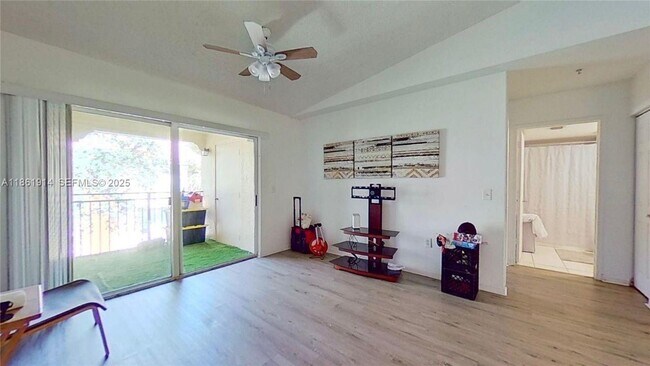 Foto del edificio - 2451 Centergate Dr