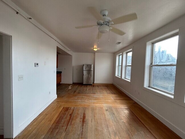 Building Photo - 282 Main St