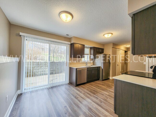 Building Photo - 3 bedroom 1.5 bath townhome in Van Meter