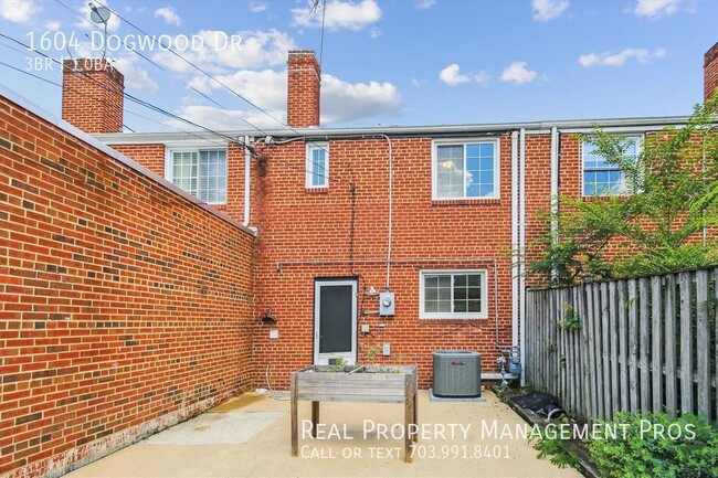 Building Photo - RARLEY AVAILABLE 2 LEVEL 2 BEDROOM HOME - ...