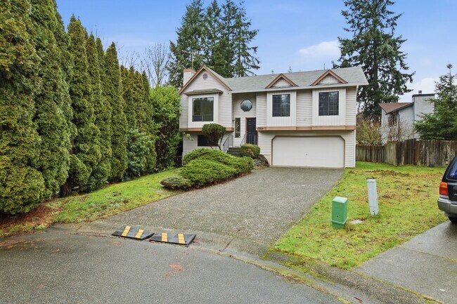 Building Photo - 4 bedroom home - Extra Large Fenced backyard