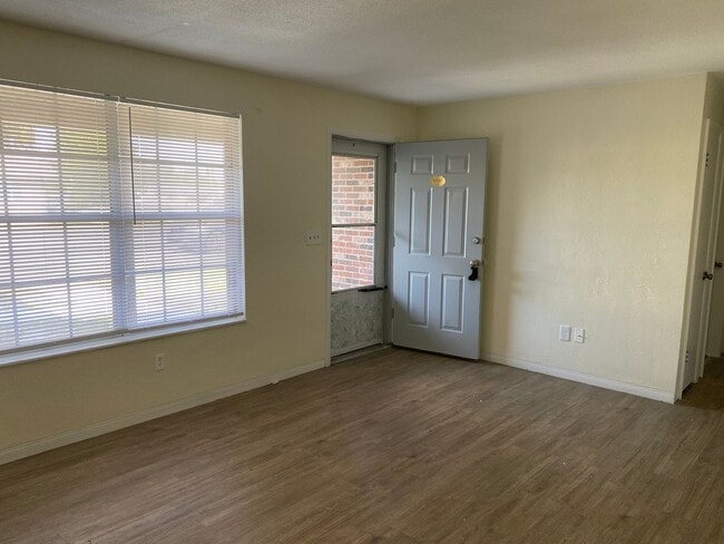 Foto del edificio - Ready to move in photos to come