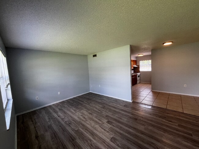 Foto del edificio - 1325 Tom Watson Rd