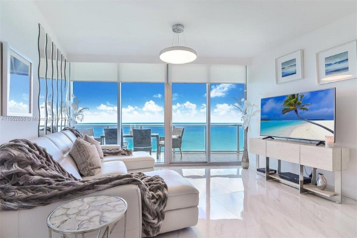 Foto principal - 17001 Collins Ave