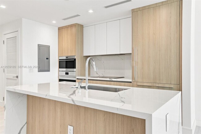 Foto del edificio - 2411 Laguna Cir