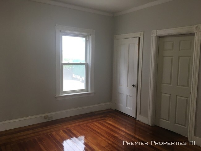 Building Photo - Renovated 1 Bedroom Apartment