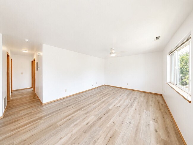 Building Photo - 1 Pet Negotiable! 3 Bed 1 Bath with Detached Garage! Centrally Located