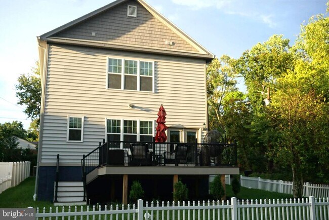 Building Photo - 208 Bryan Ave