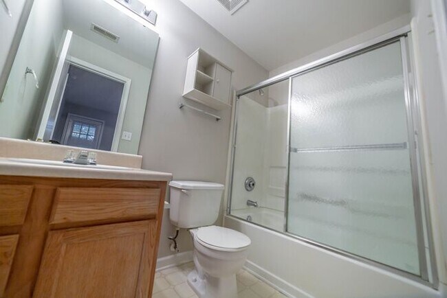 Foto del edificio - 9811 Campus Walk Ln Apt L