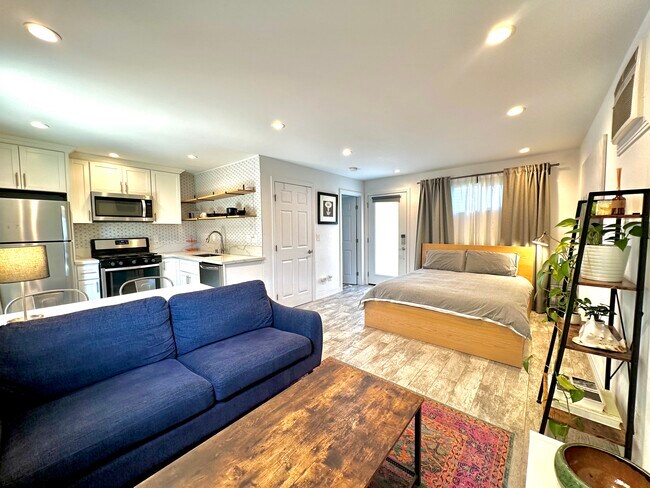 Espacio principal de estar - 1743 S Orange Grove Ave