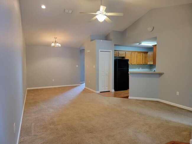 Foto del edificio - 3 bedroom townhome for rent July 6, 2026  renting for $1775