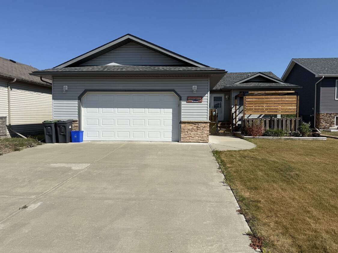 Primary Photo - 4610-4662 62 Ave