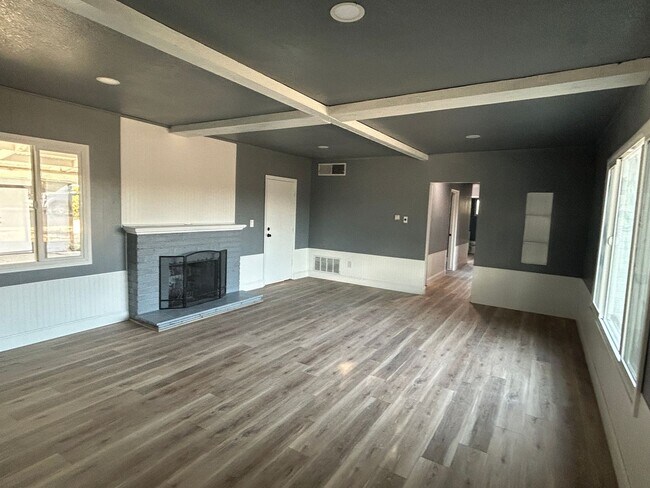 Foto del edificio - Spacious 4 bedroom