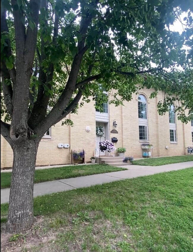 Building Photo - 701 Macfarlane Rd