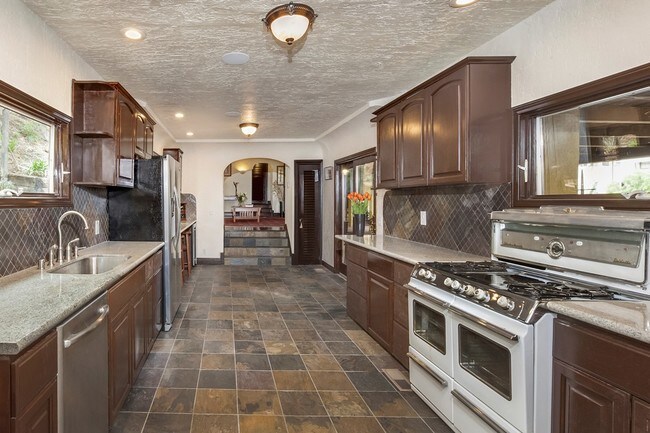 Building Photo - 6844 Cahuenga Park Trl