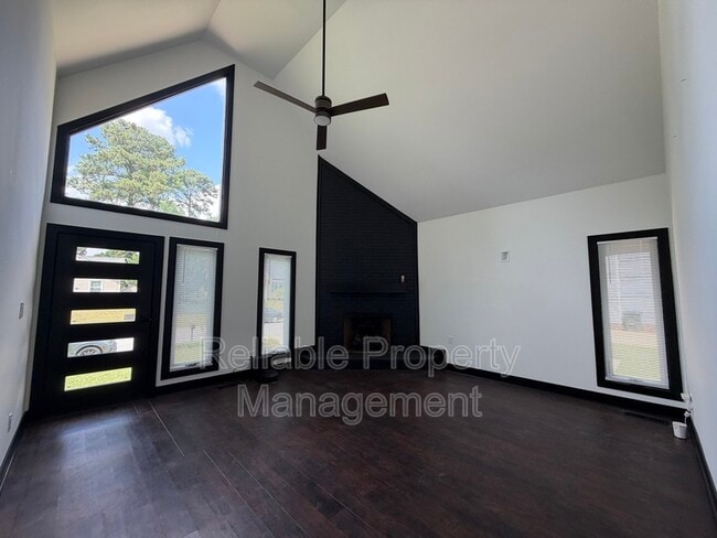 Building Photo - 100 Longneedle Ct