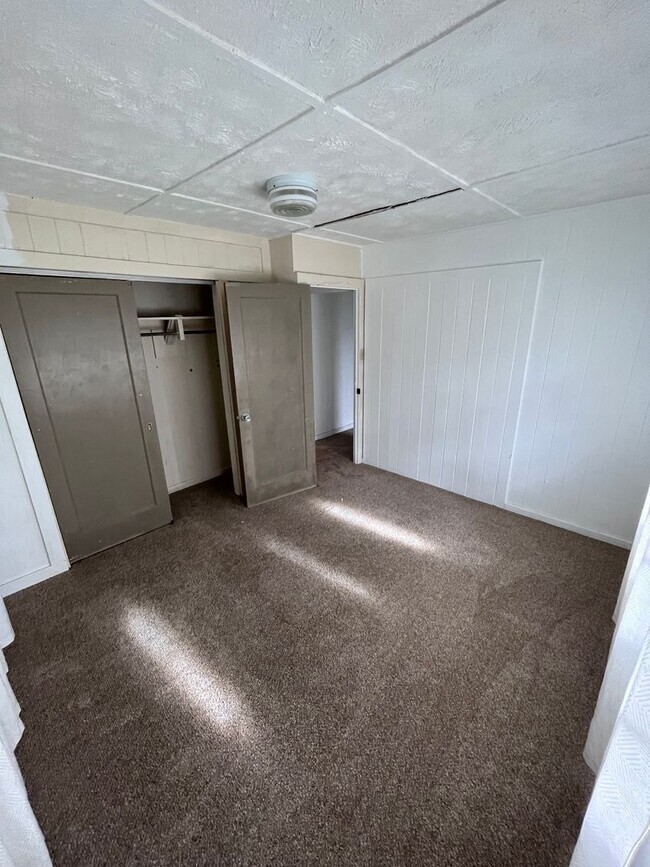 Building Photo - Kaumana Drive 3 Bedroom 2 Bath House