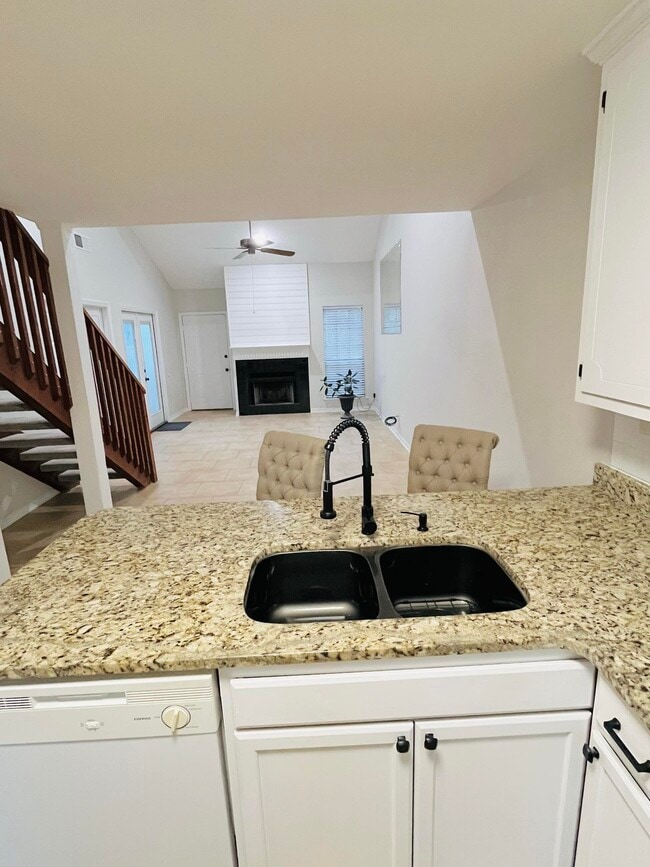 Foto del edificio - 389 Clubhouse Dr