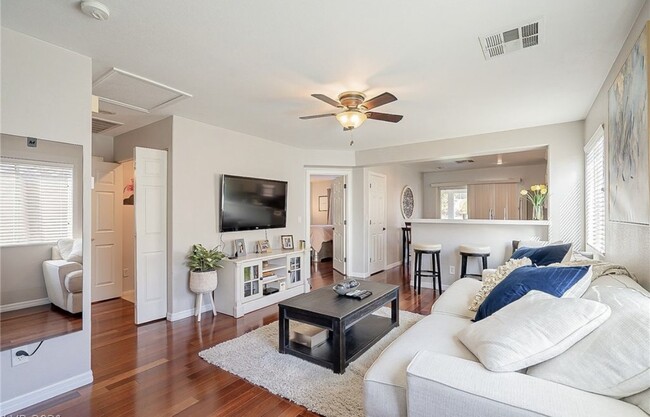 Foto del edificio - 10240 Falling Needle Ave