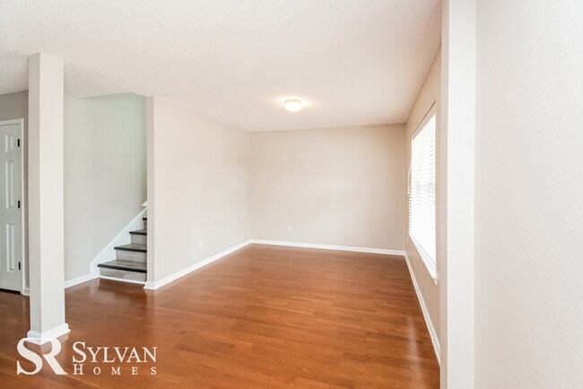 Building Photo - Spacious 5 bedroom 3.5