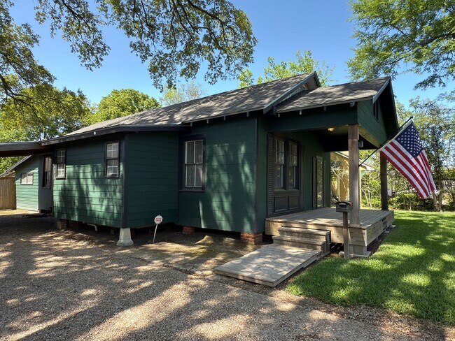 Foto del edificio - Cozy Cottage Retreat with Hardwood Floors ...
