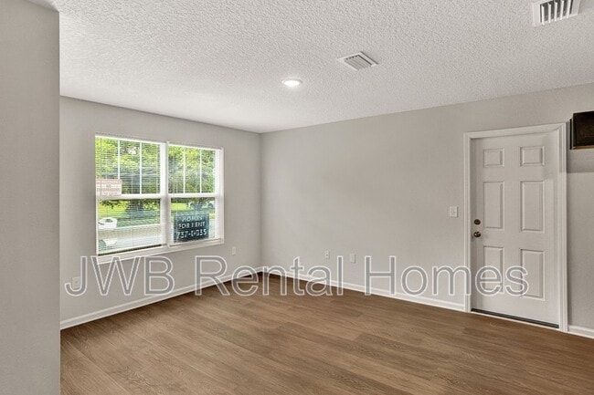 Building Photo - 1328 8th St W