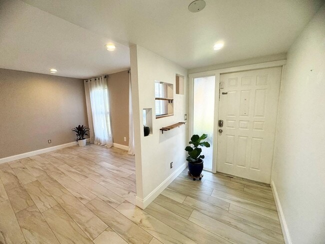 Building Photo - 321 Sandtree Dr