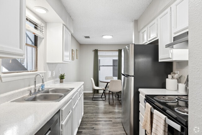 Interior Photo - Avienda
