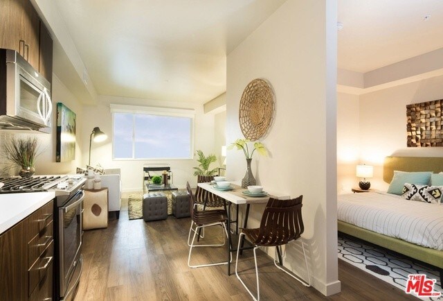 Foto del edificio - 1100 S Hill St