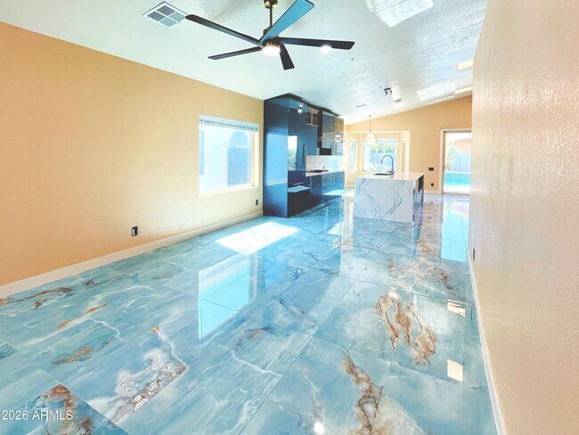 Foto del edificio - 8709 E Gail Rd