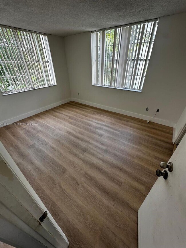 Foto del edificio - 496 NW 165th St