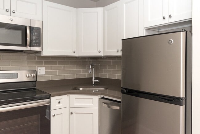 Building Photo - 817 W Lakeside Pl