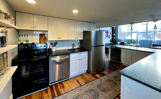 Building Photo - 3309 Blake St